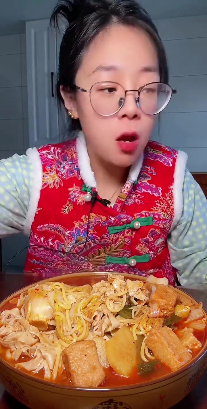 自己煮的麻辣烫放了豆皮娃娃菜等超丰富