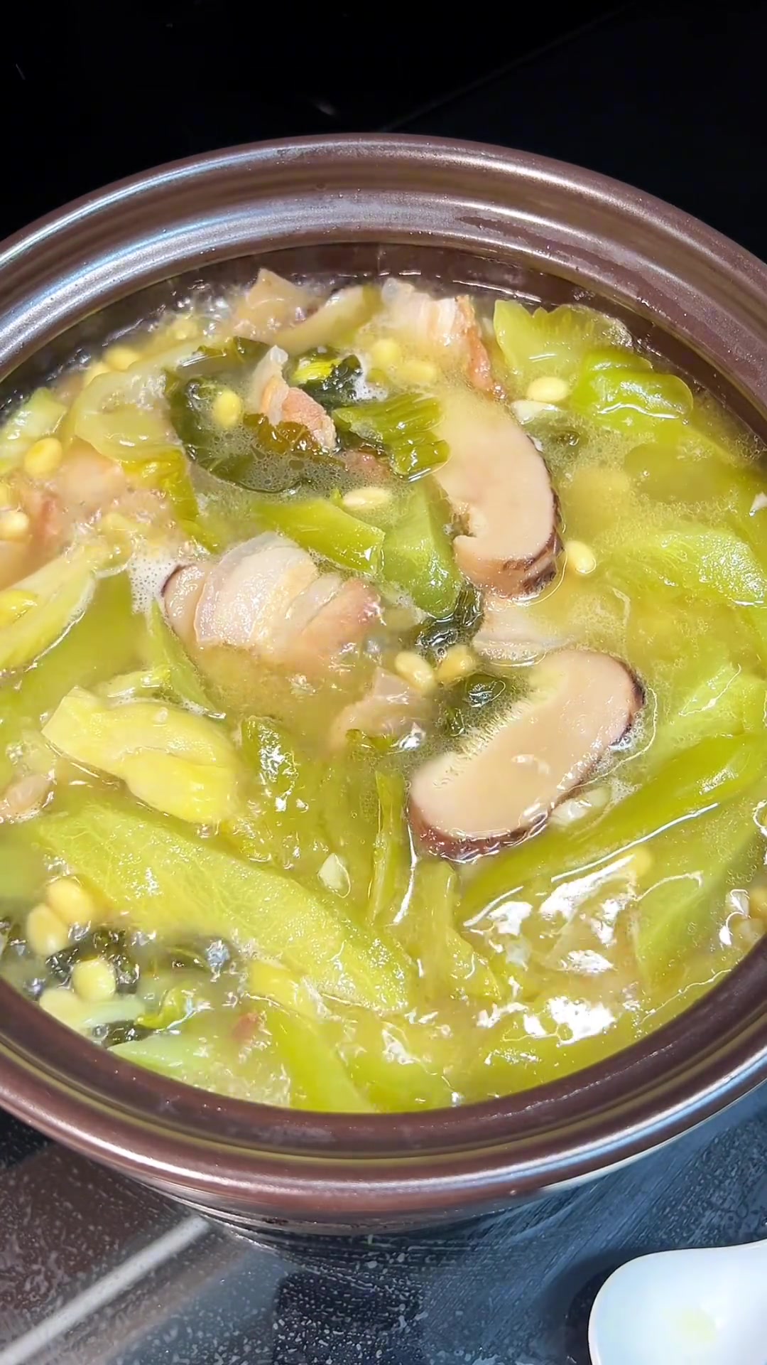 潮汕人的夏天,一定少不了五花肉苦瓜煲,加了酸菜更好吃了!