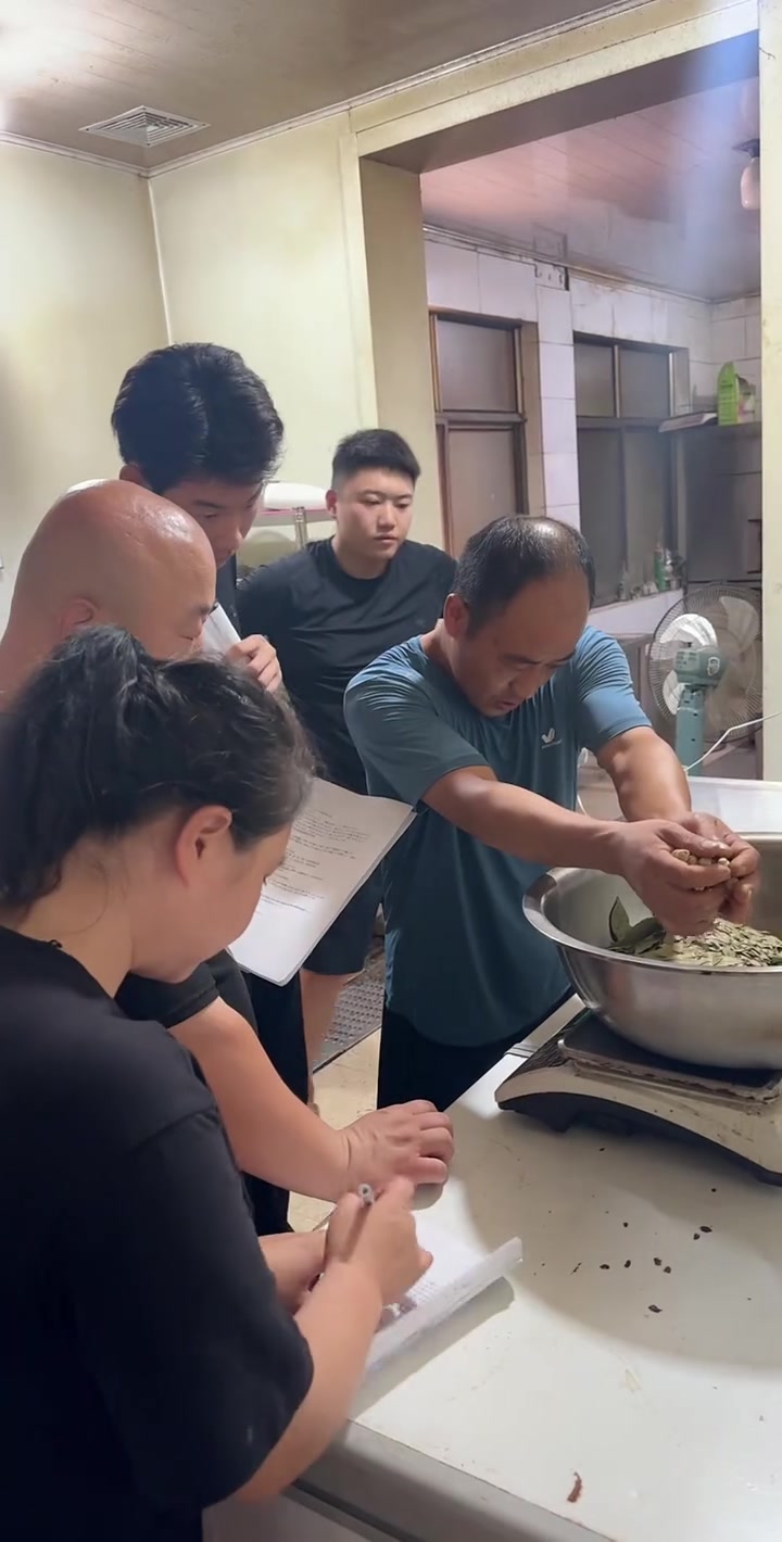 学做啤酒鸭火锅,底料配料精确到克