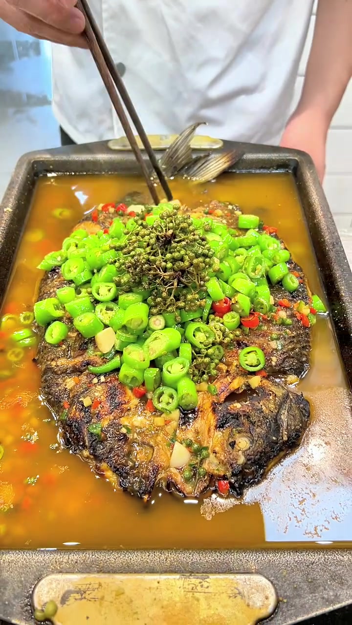 今天教兄弟们做一道青花椒烤鱼