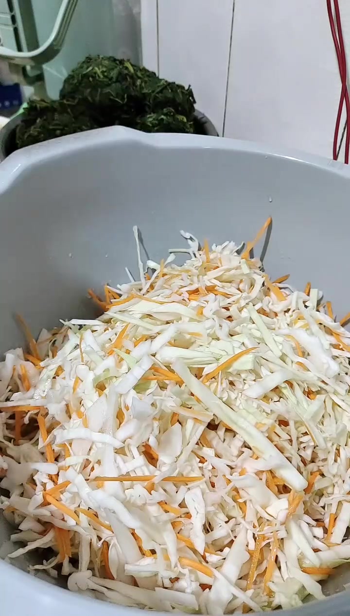 婆婆又给我拔上苦菜了,今天腌苦菜,每年这个季节我都会腌一些,留着过冬吃,清脆爽口,放一年都