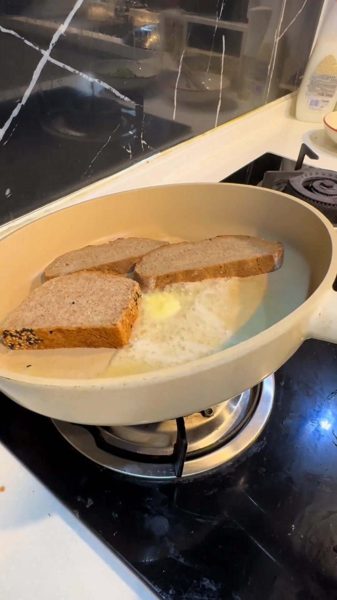 早餐吃黑麦欧包、全麦吐司,配高乳脂黄油