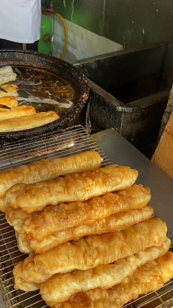 河南开封特色早餐杠子油条,炸法独特口感佳