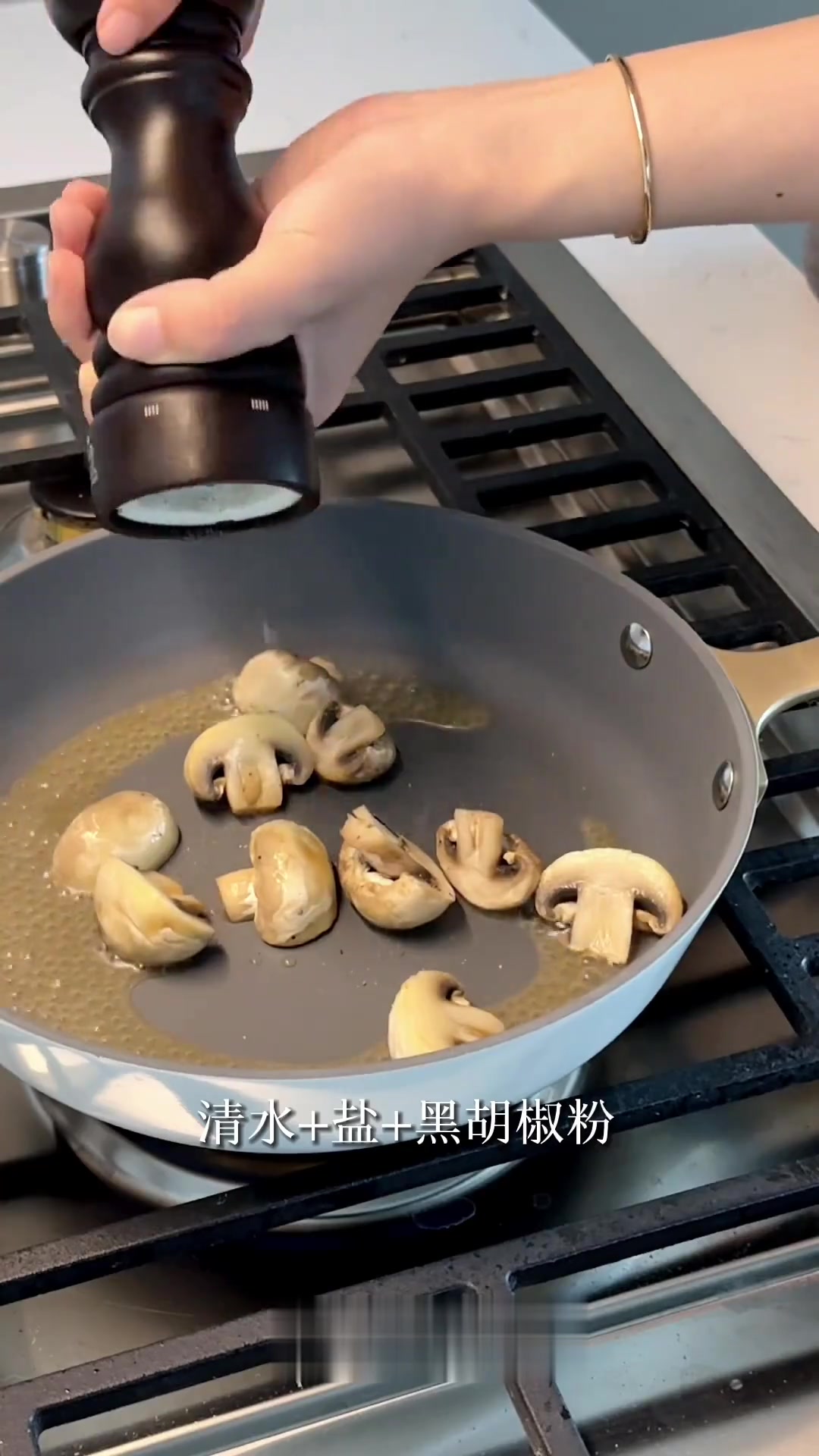 早餐|果酱沙拉贝果+培根蔬菜奶酪卷