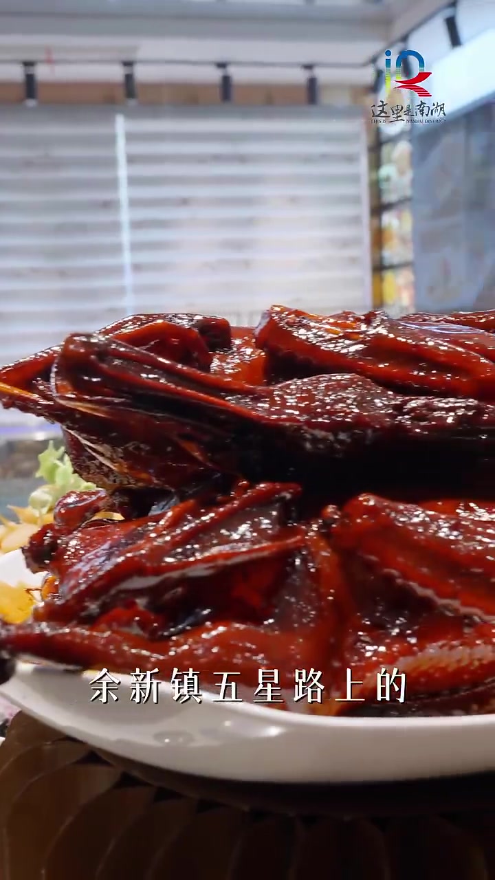 每桌必点的蒸双臭、秘制调料的勾魂鱼头,光看就知道得吃三大碗米饭