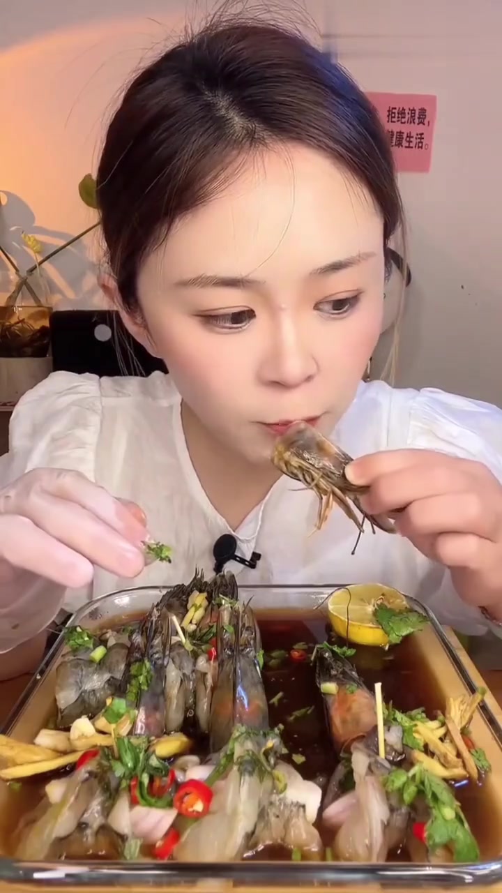 姐妹们今天吃东方虾头,香菜卷虾尾