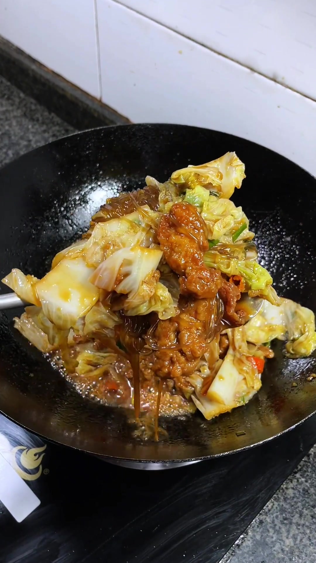 白菜炖粉条配上炸好的鸡肉,特入味好吃