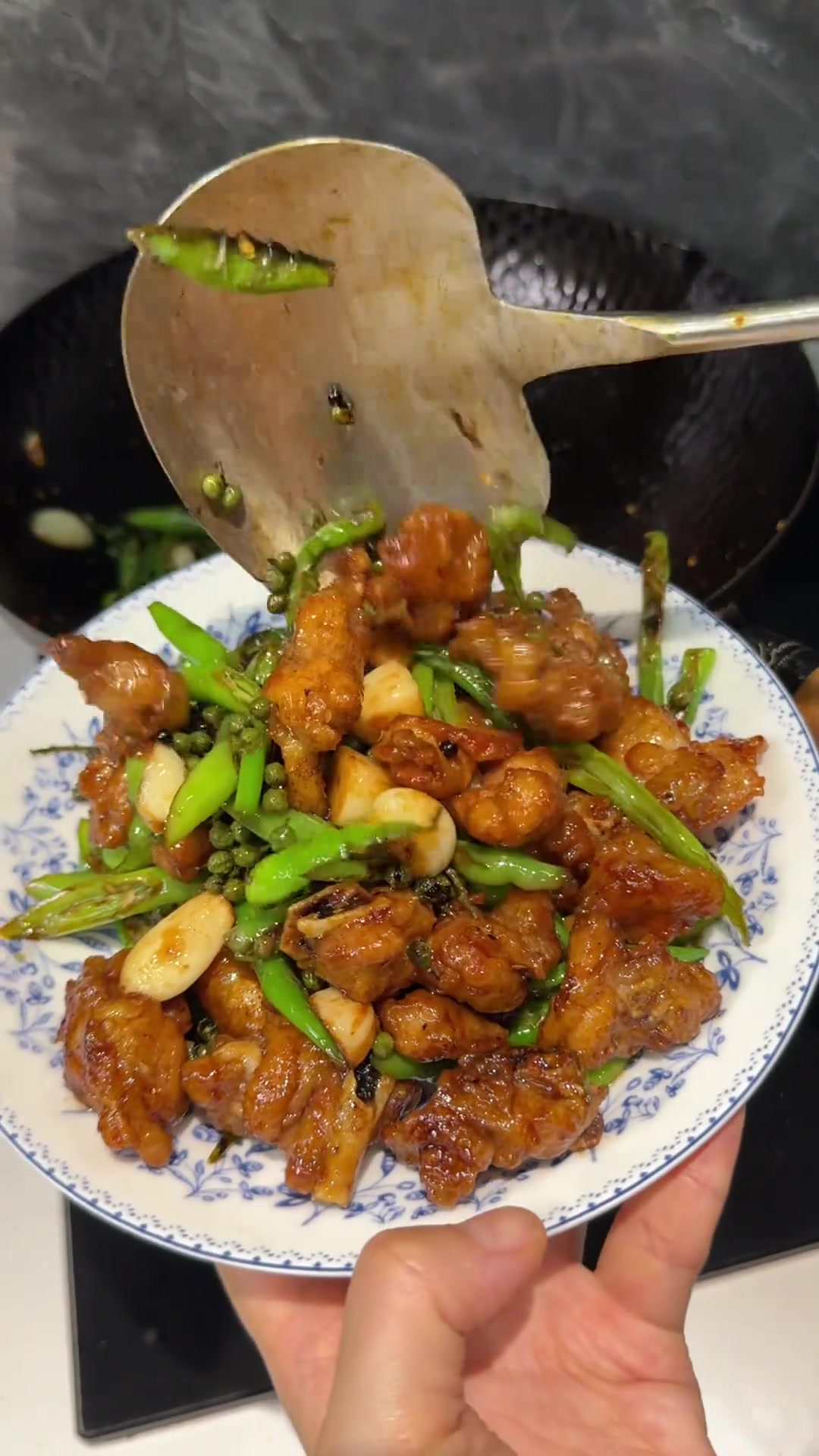 大块牛肉饭香气浓郁超入味,还有青花椒鸡块,在家吃干净饭