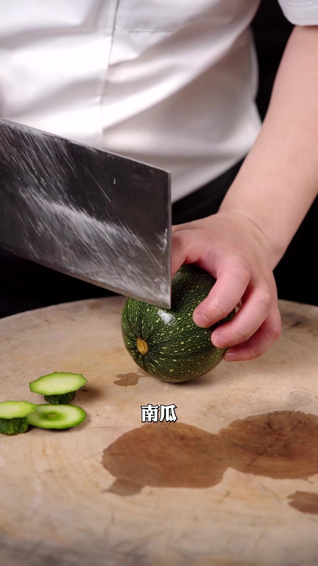 鲜嫩南瓜肉丝教程,加盐加水码肉大火炒香