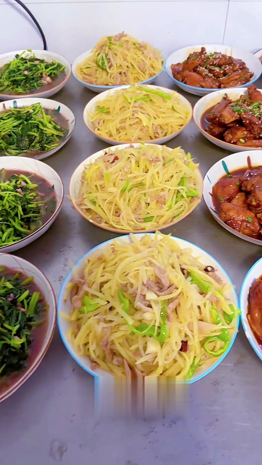 开饭啦!红烧扁鱼,可乐鸡翅,土豆炒肉丝,蒜泥苋菜,蘑菇豆腐汤