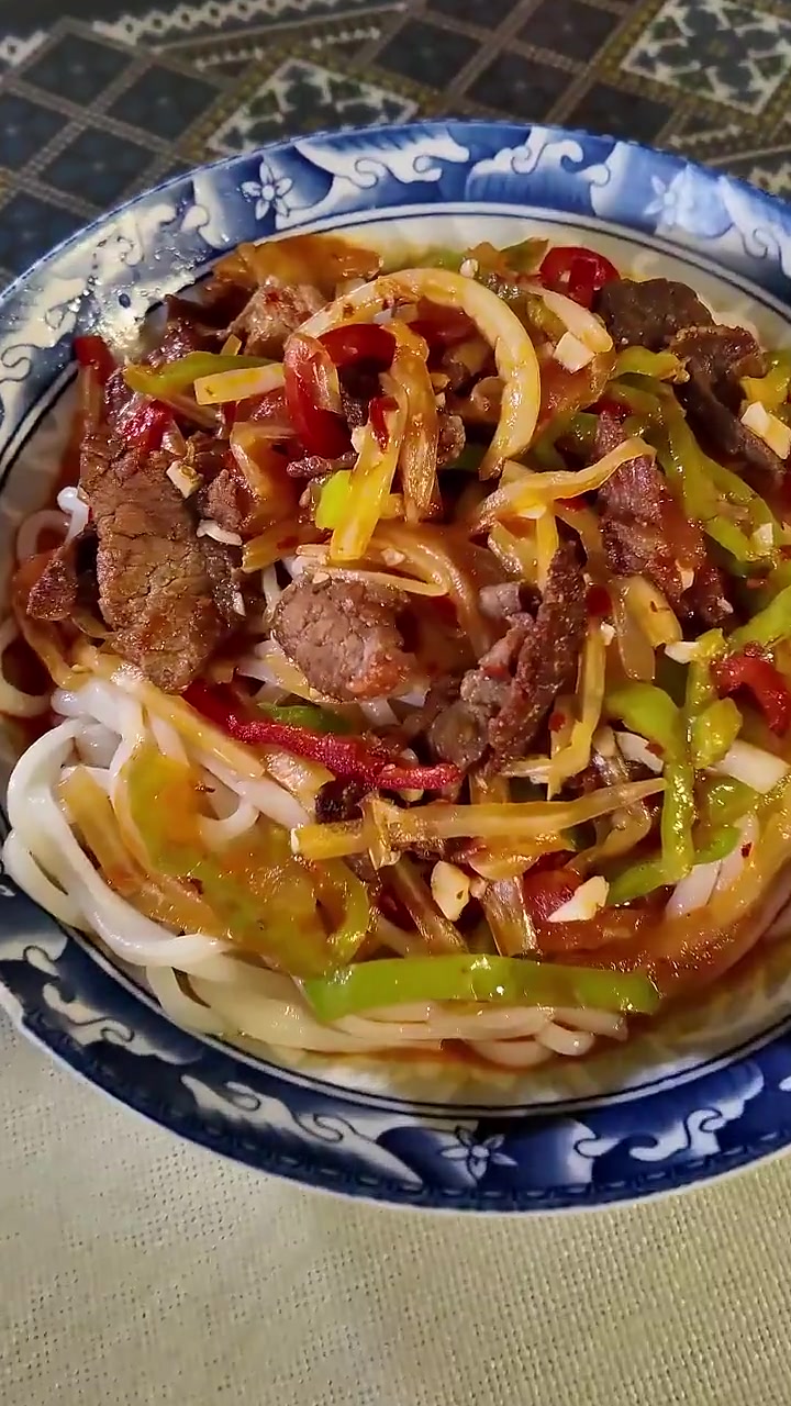 西指导同款,他说这是他在杭州吃过最地道的新疆拌面
