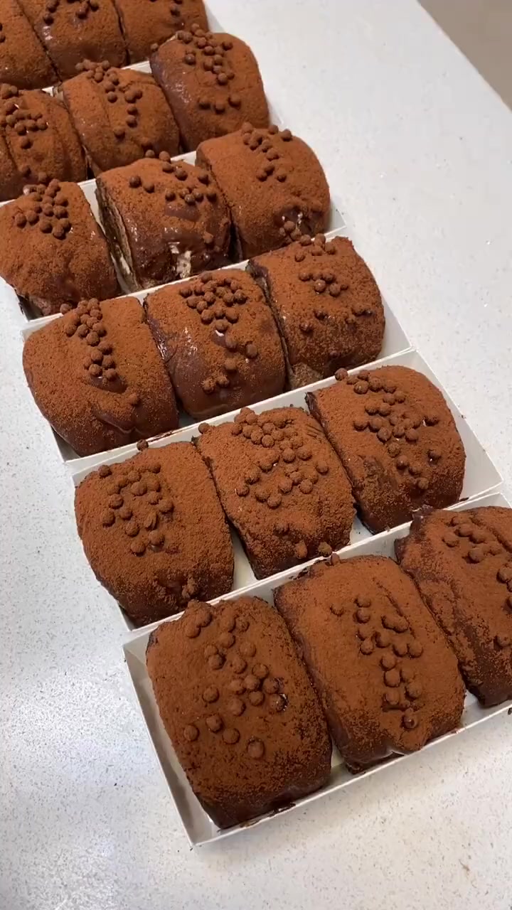 脏脏蛋糕脏脏蛋糕蛋黄部分:色拉油148克牛奶148克糖64克。低筋粉120克可可粉30克蛋