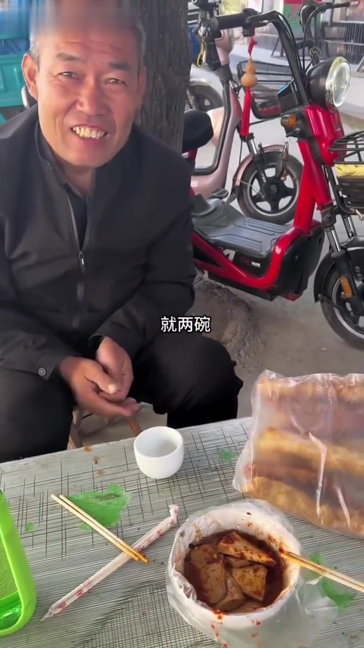 孔子老家“锯沫熏豆腐”,70岁大爷一辈子的老手艺,味道真不错
