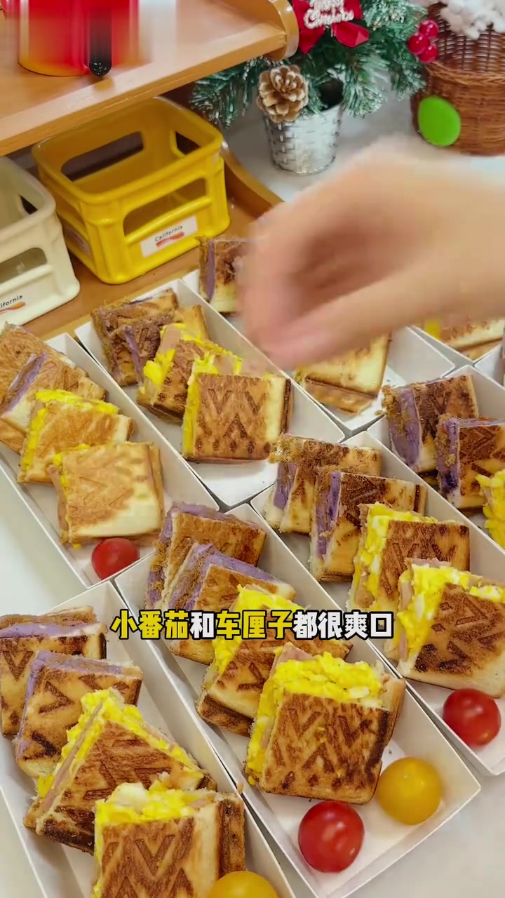 97年女生在公司开早餐铺,双拼热压三明治投喂同事