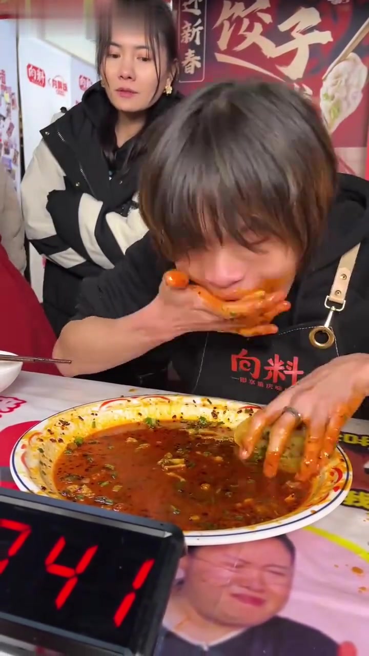 瘦小小伙挑战吃五十个饺子,太猛,破纪录了!