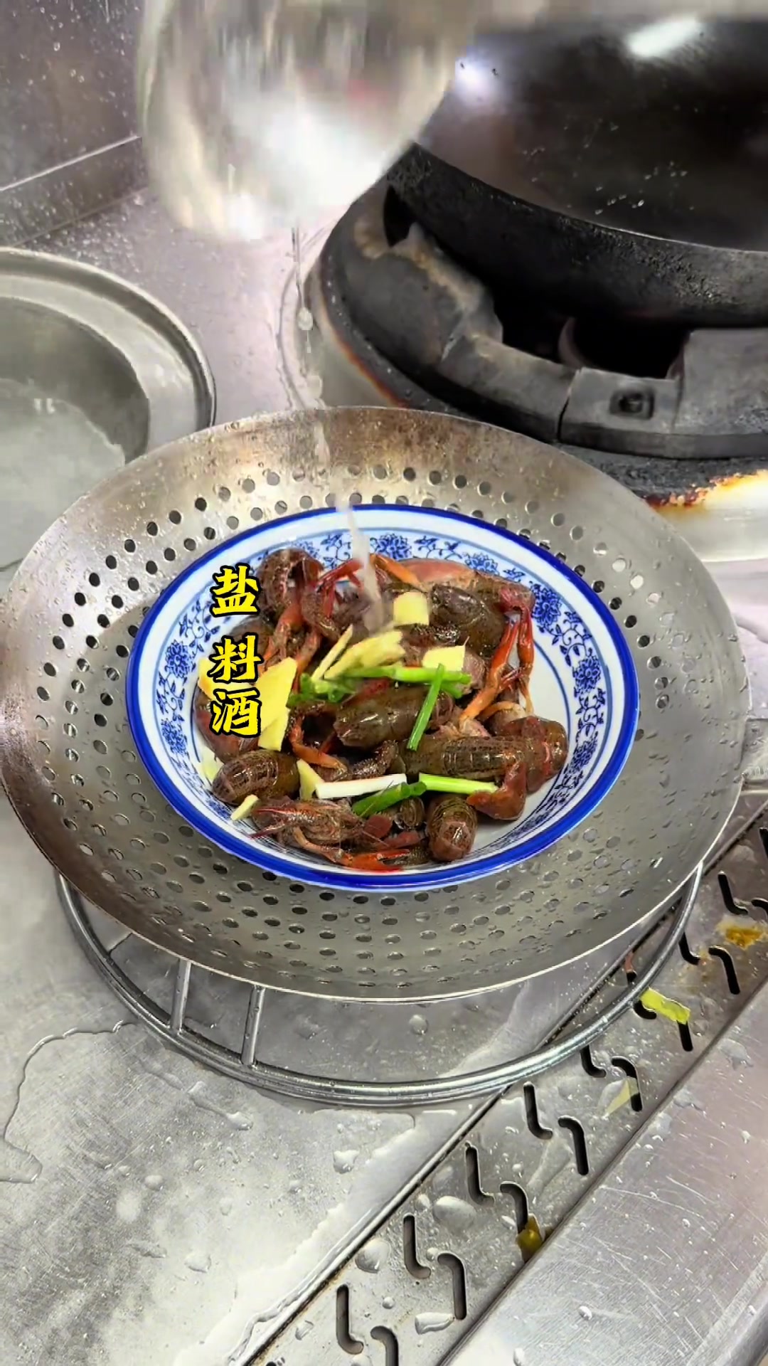 又到吃小龙虾时,这样做咸蛋黄焗龙虾超美味