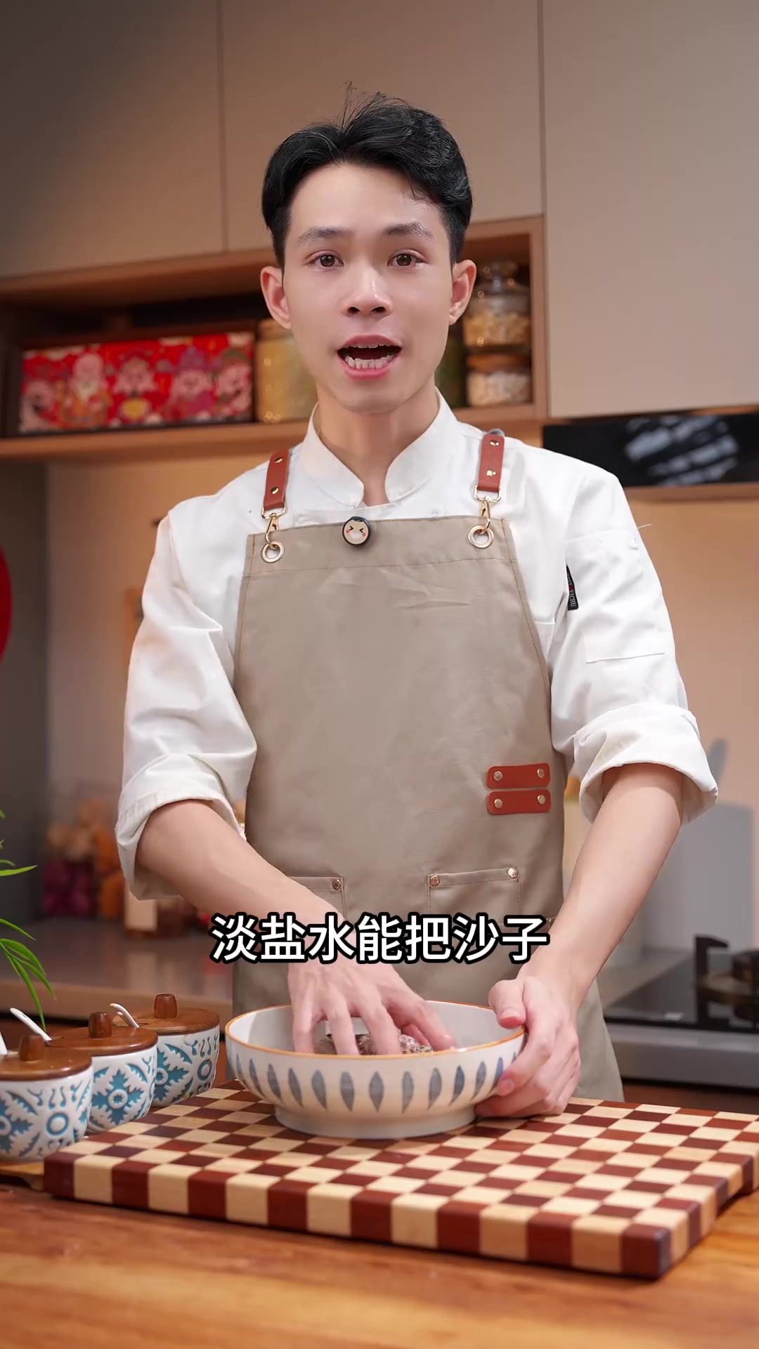 外面几百一锅的花螺鲍鱼鸡煲，我们自己在家做很简单的，鸡肉有海鲜的鲜味，海鲜又有鸡的香味，真