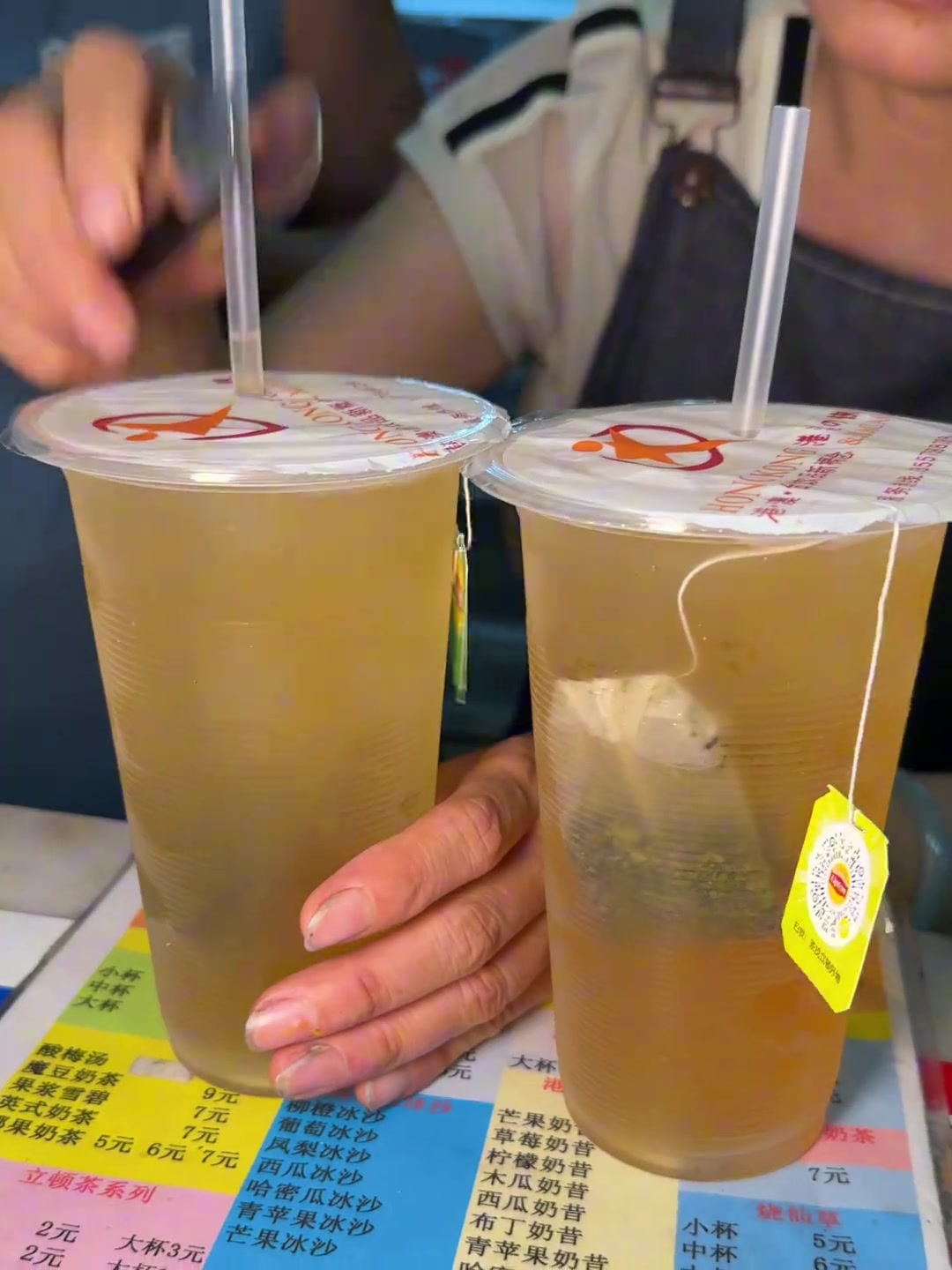 学校门口开了22年的老奶茶店这是我小时候渴望拥有的喝的就是童年回忆～