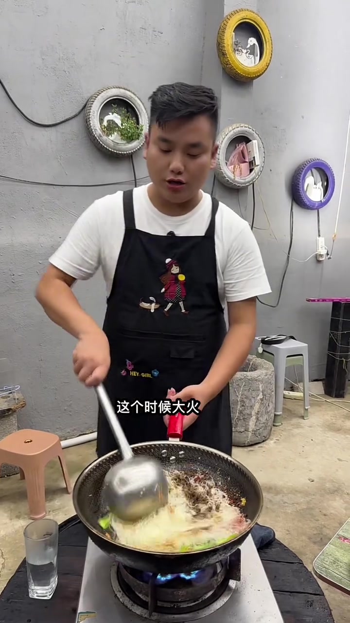 我家女儿超爱吃我做的鸡蛋肉丝炒米粉