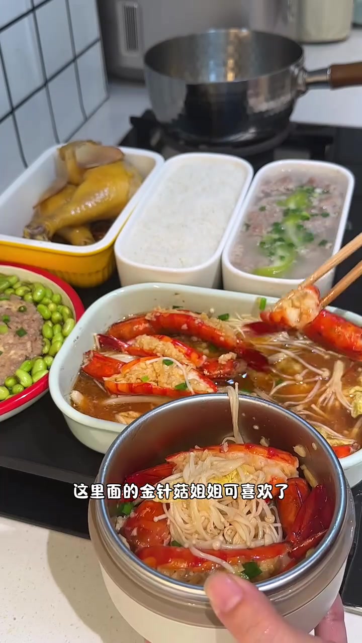 为让孩子不排队挤食堂,坚持给俩初中生送午餐便当