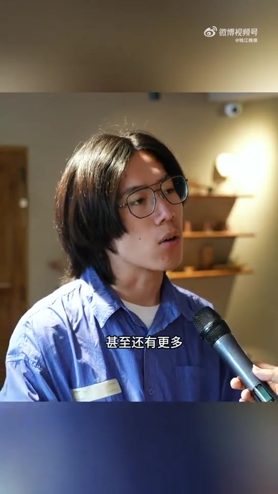 在浙江台州黄岩区屿头乡沙滩村的兜内咖啡店里,店员递出的这份“中西混搭”套餐,总能令游客惊喜