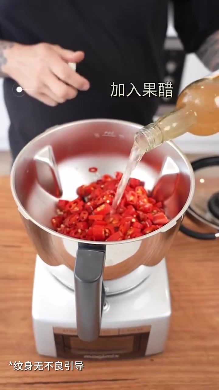 别眨眼!一分钟教会你做家庭自制腌辣椒酱!