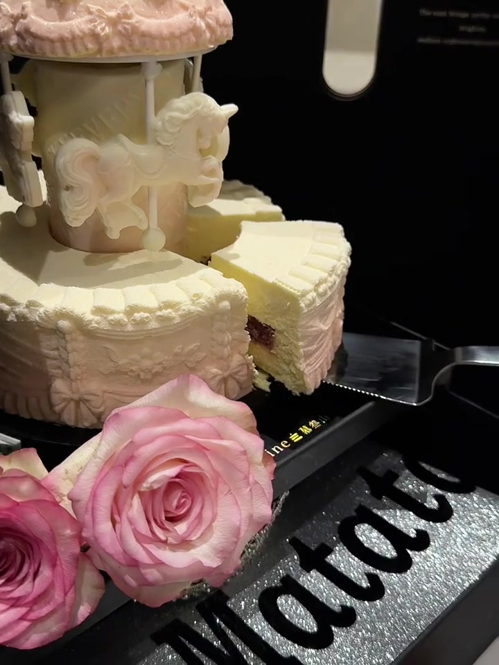 过生日啦,感谢好姐妹送的旋转木马蛋糕