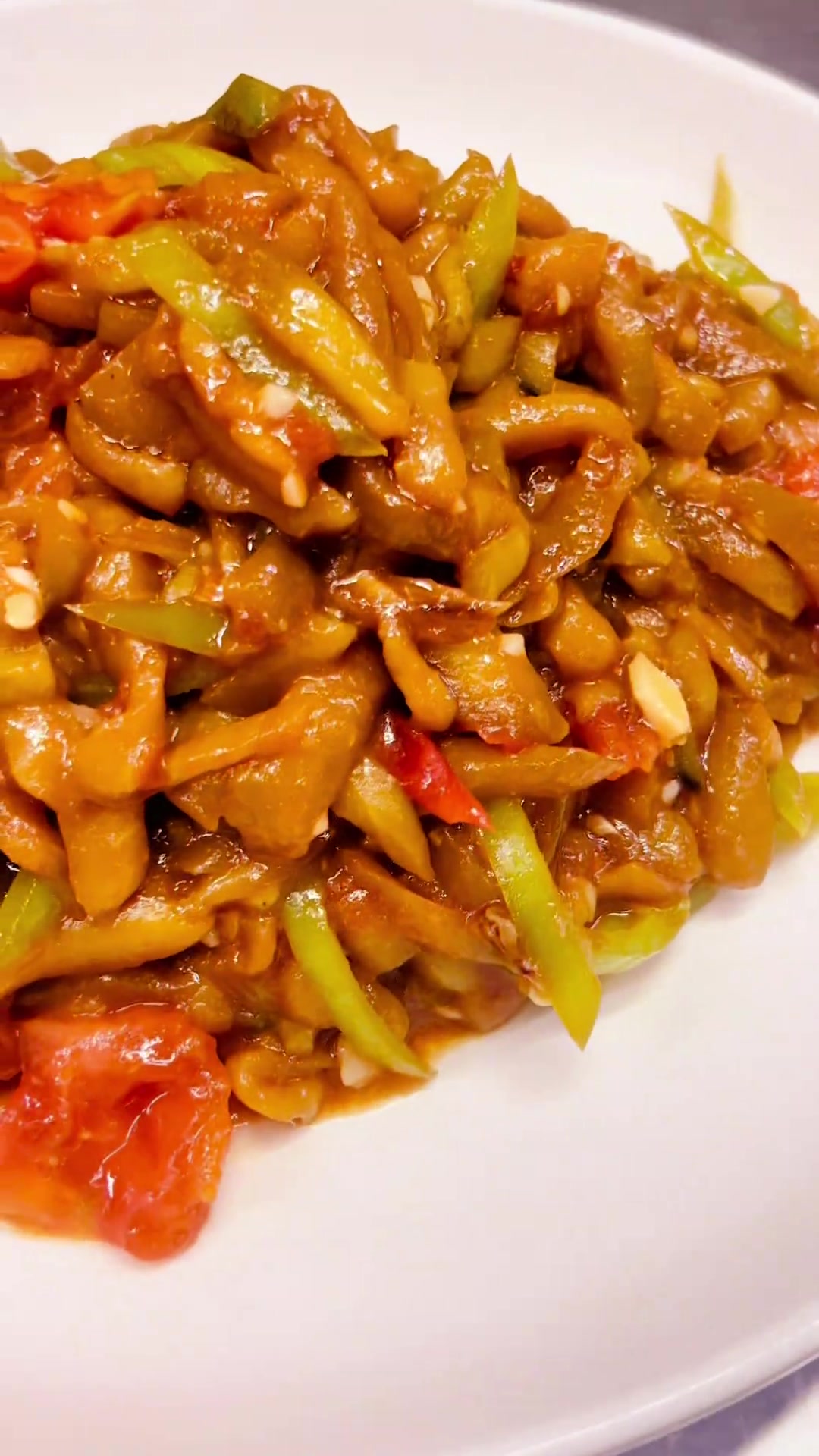 超简单好吃的西红柿尖椒炒茄丝教程来啦