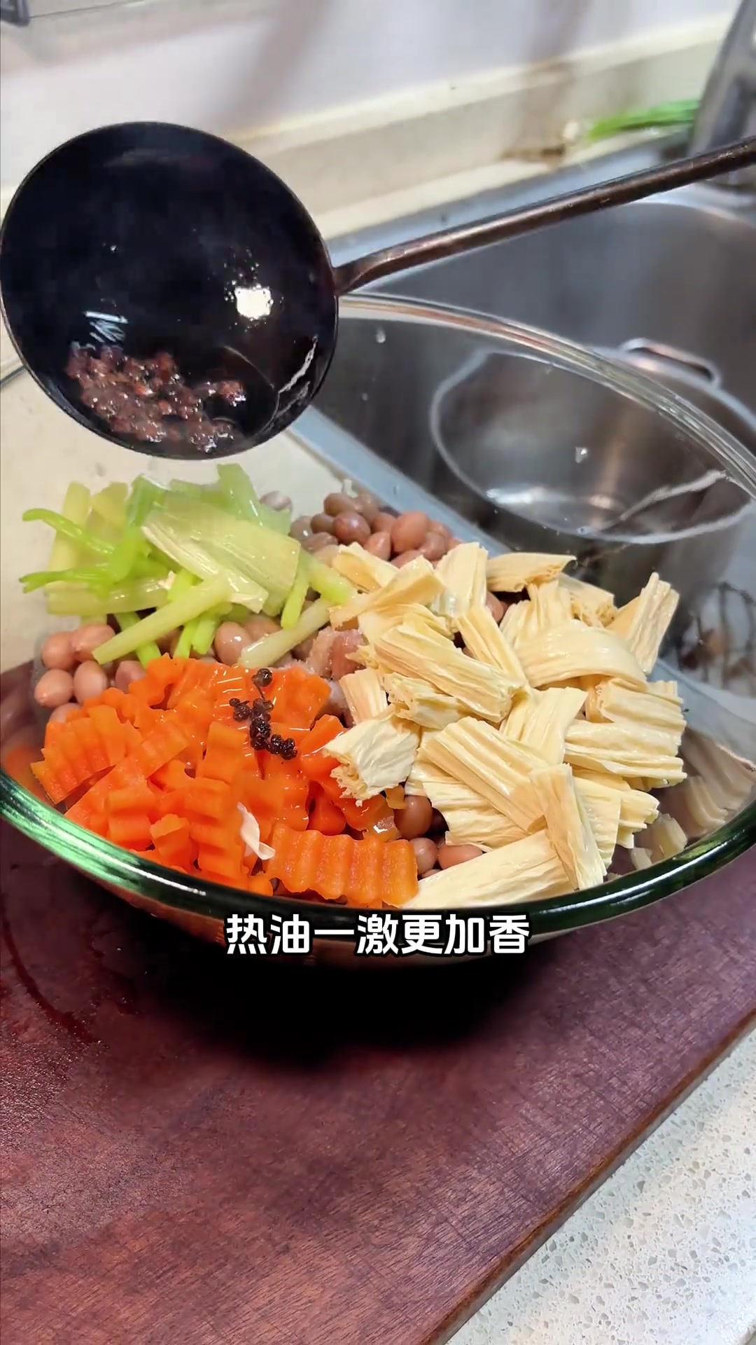 夏日小凉菜,盐水花生!下酒必备,自己在家做比饭店的还好吃~