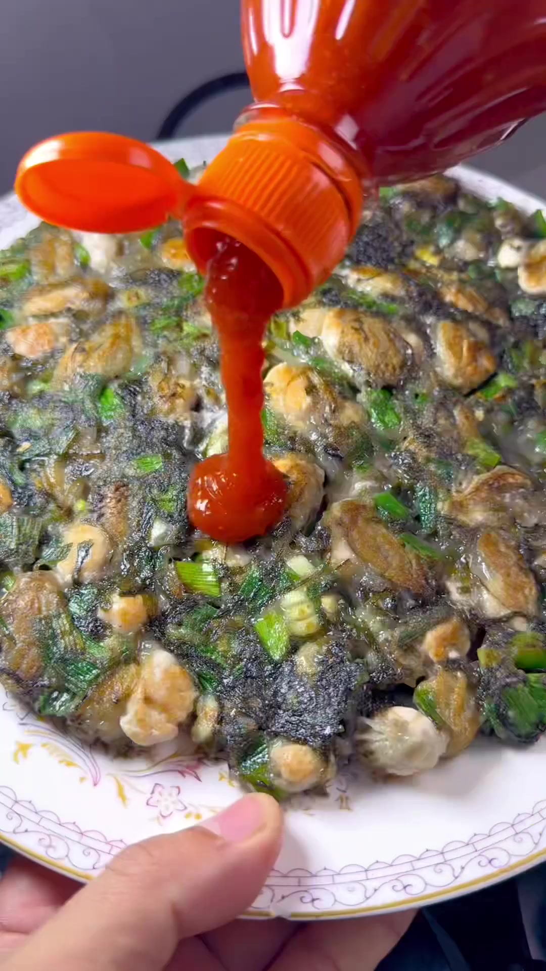 吃头水紫菜的季节,今天安排一道紫菜海蛎煎,很家常的一道闽南美食!