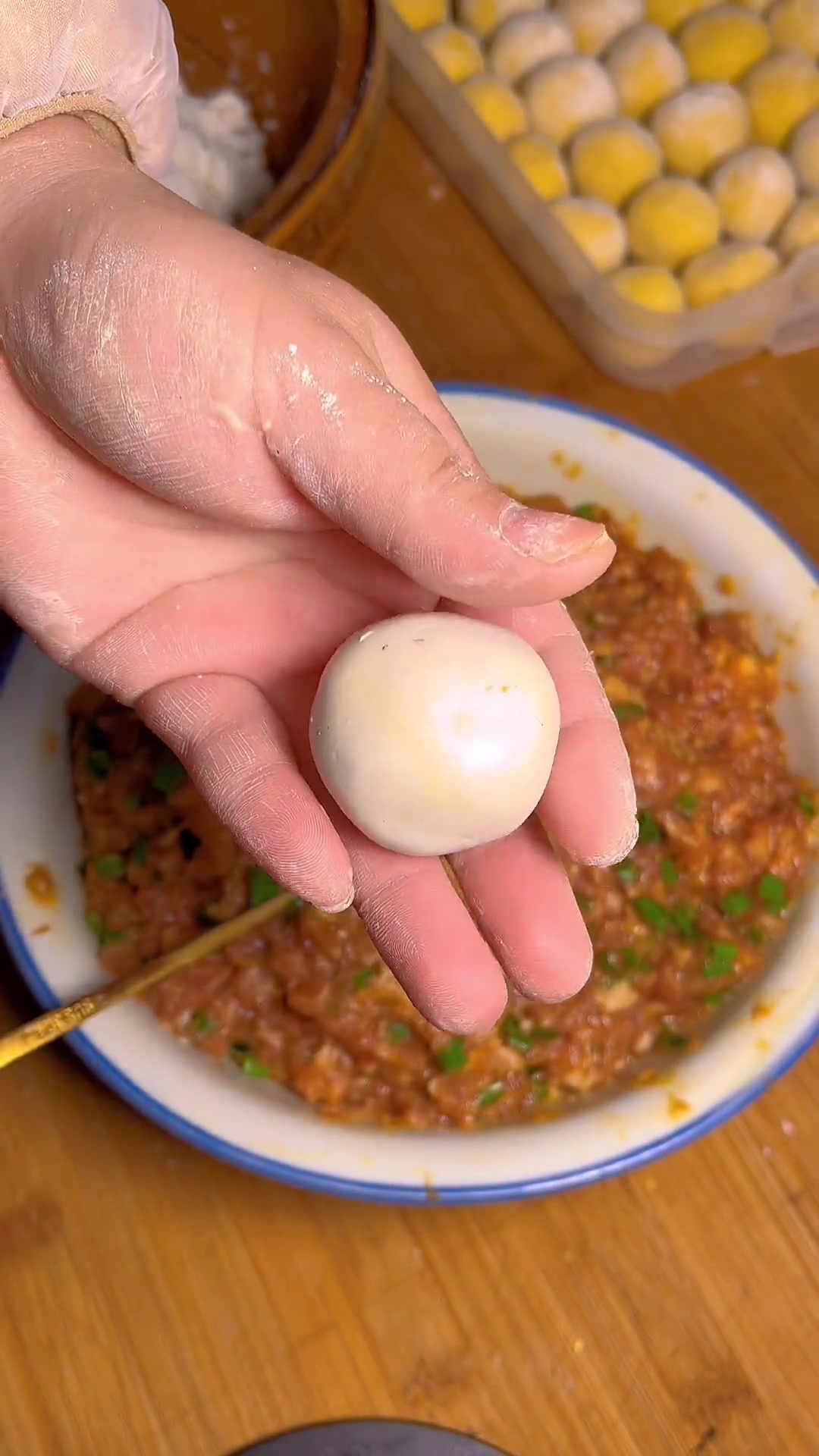 元宵节在家自制汤圆,甜咸馅可选