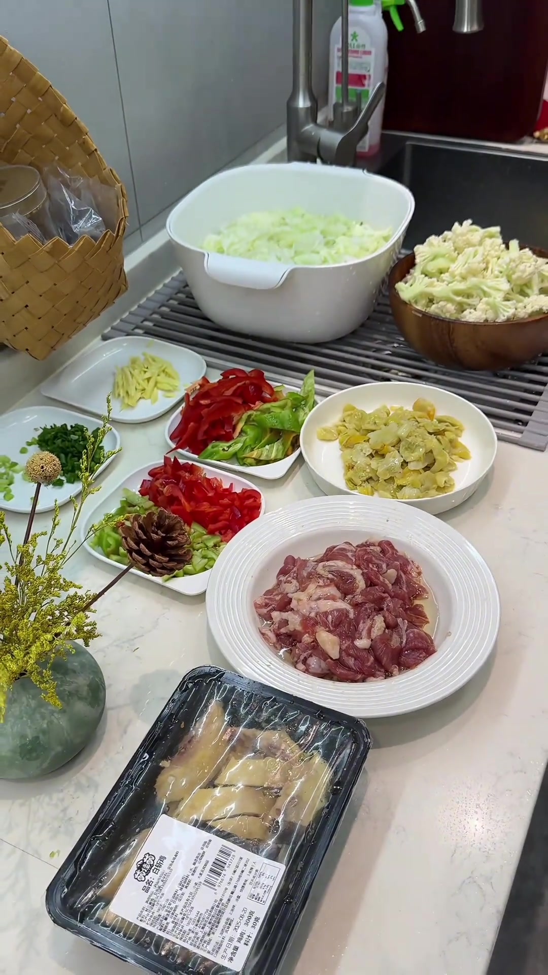 今天老哥和侄子来家里吃饭,做一桌家常菜一家人坐一起吃,过些天侄子就要去其他地方读书了,成长