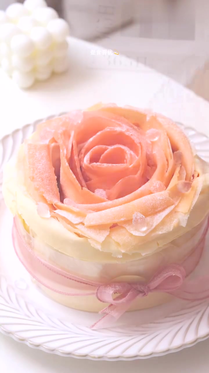 草莓千层蛋糕|用平底锅就能完成玫瑰蛋糕～香甜的草莓香缇奶油搭配柔软的千层皮这美味可想而知