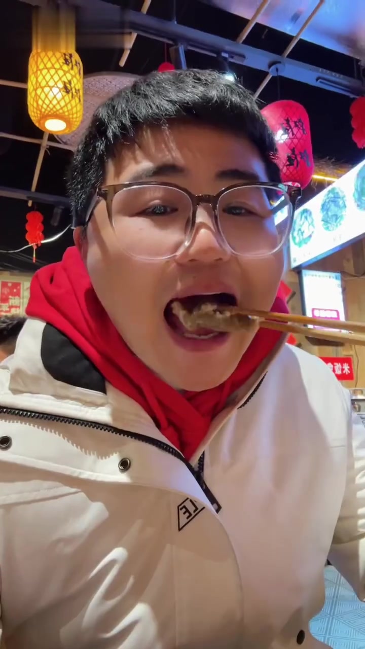 小伙35岁生日,老婆给准备了蛋糕,红包还有火锅,被惦记偏爱真的很幸福