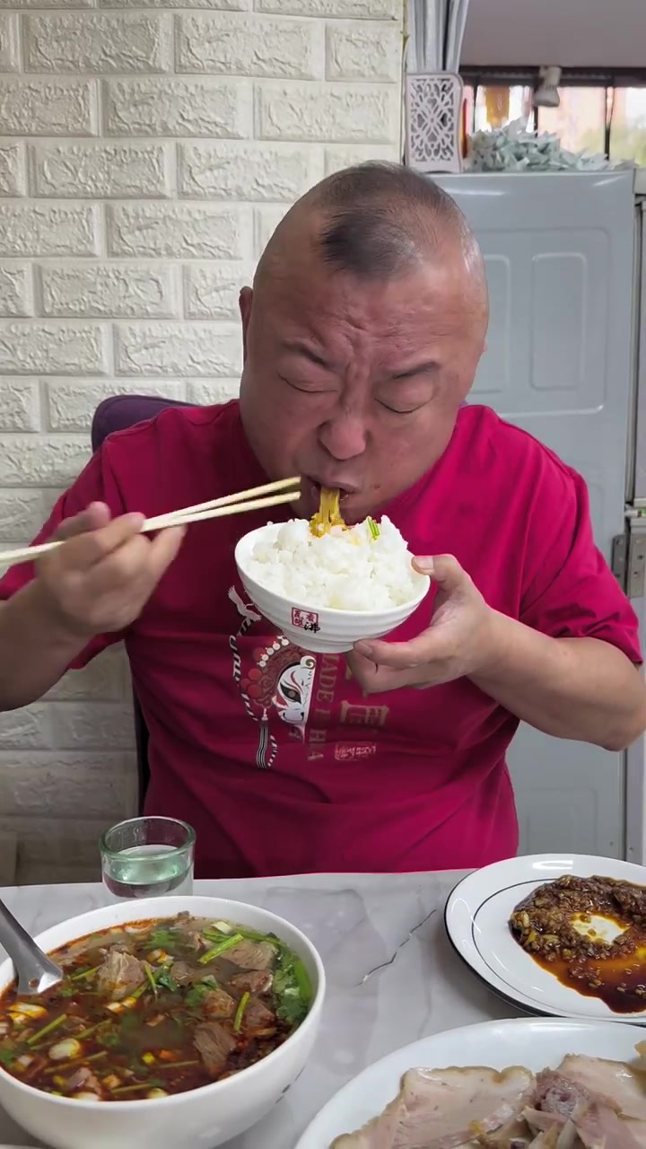 美食盛宴!蒜泥肘花鸡菜粉牛肉汤