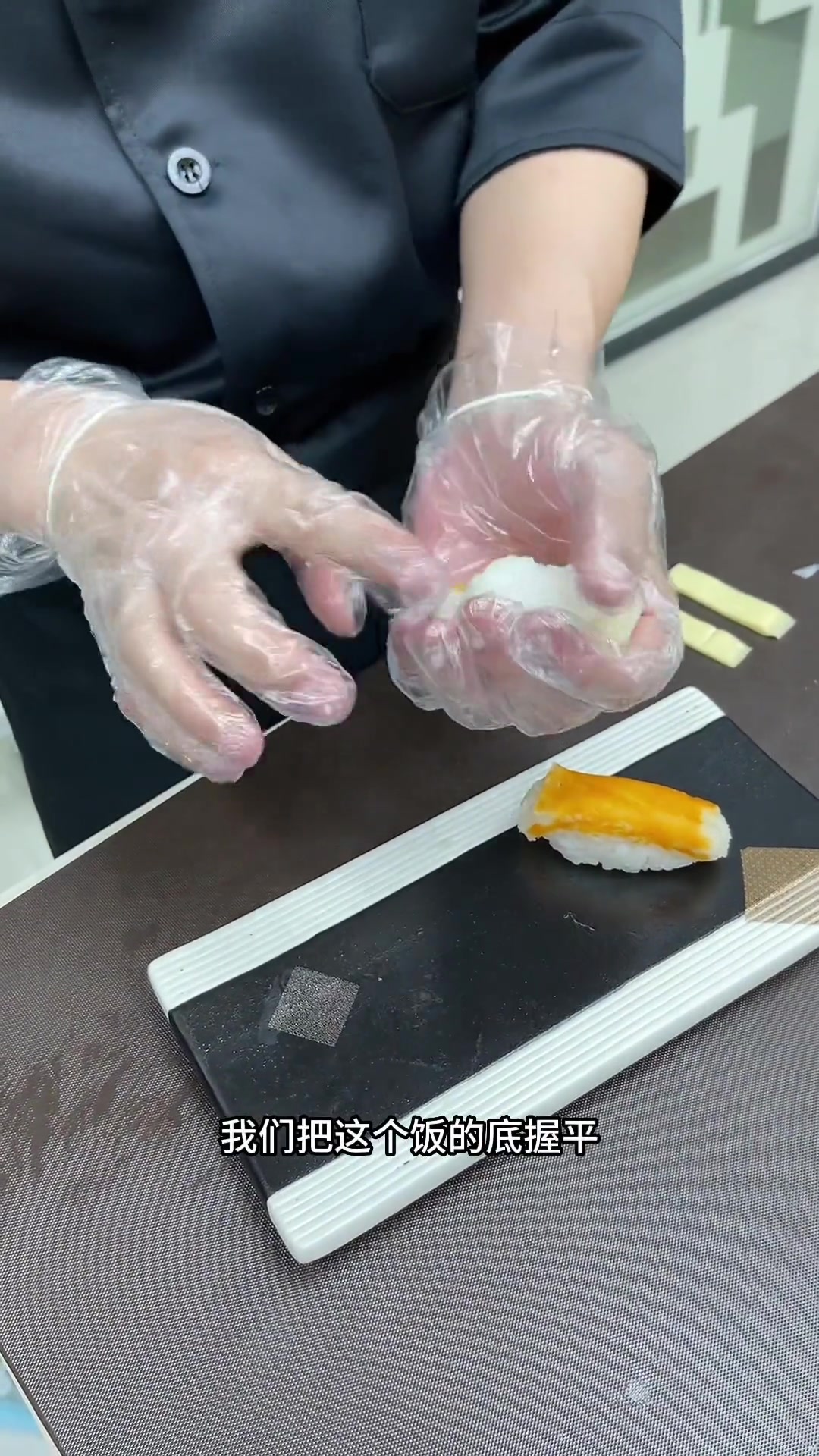 全民爱吃的炙烤芝士鱼蟹肉寿司教学,快收藏