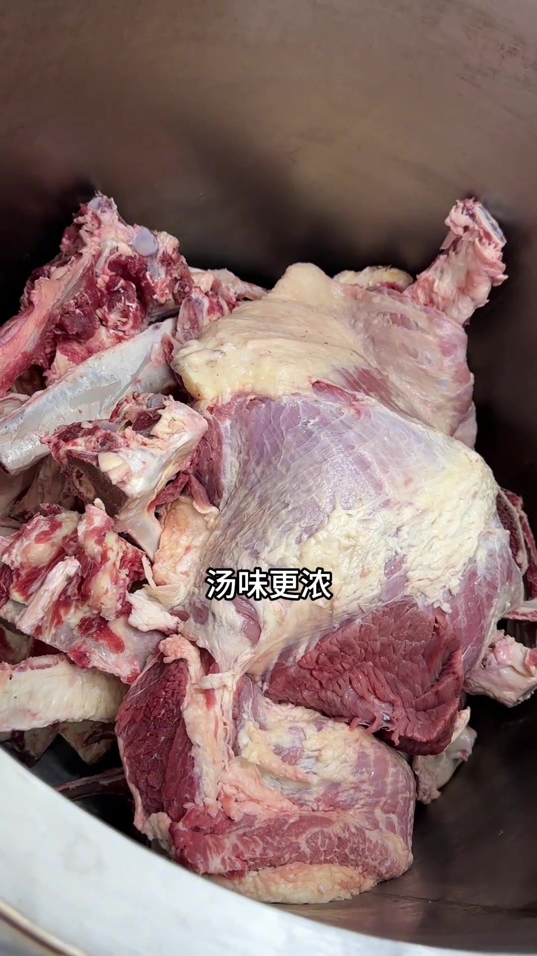 牛肉汤好喝的关键,新鲜牛肉牛骨头每天现炖