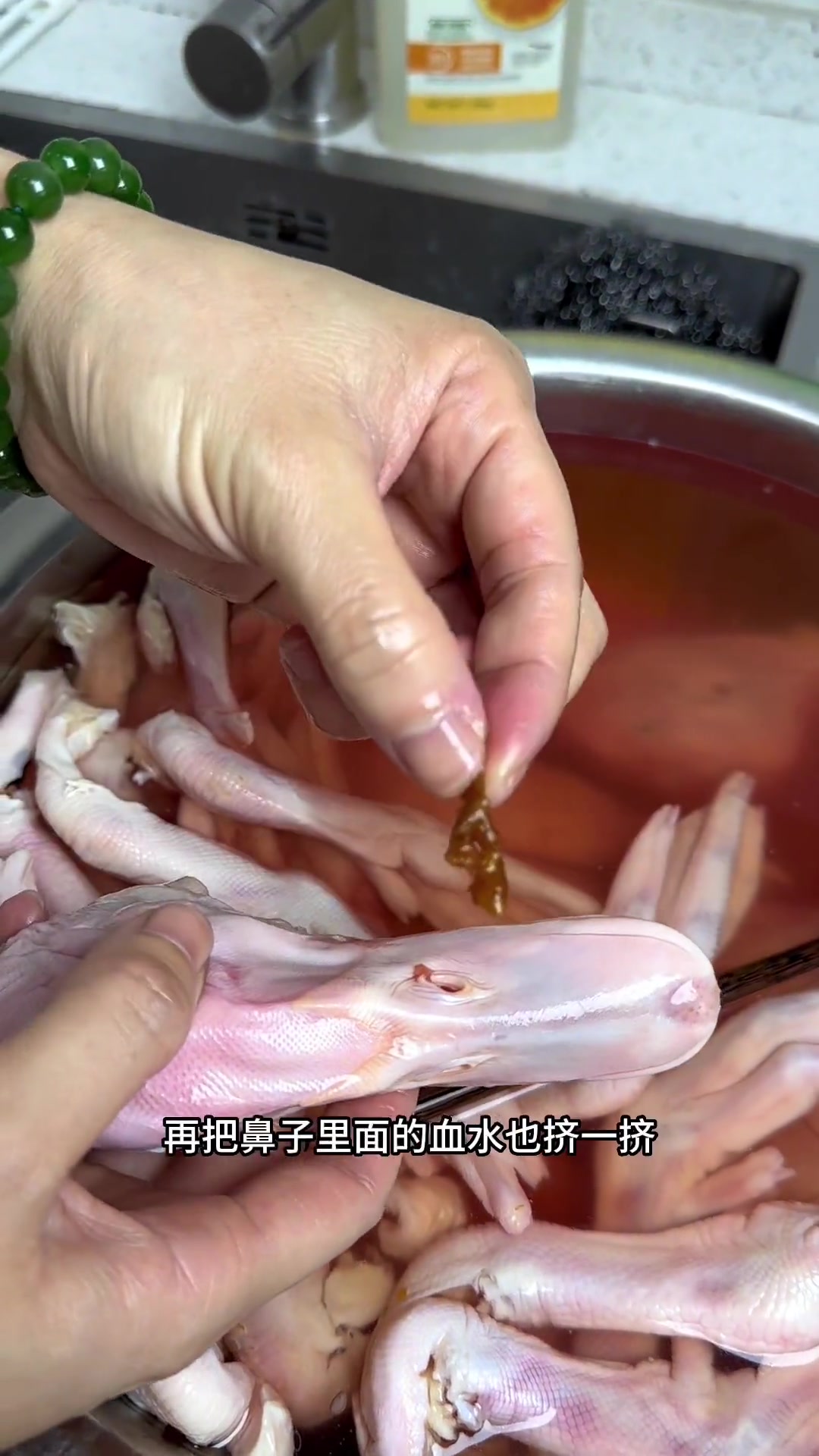 衢州人必备技能,朋友来家卤鸭头超香