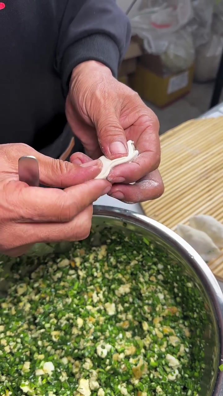 这大概就是家的味道一家人动手包饺子
