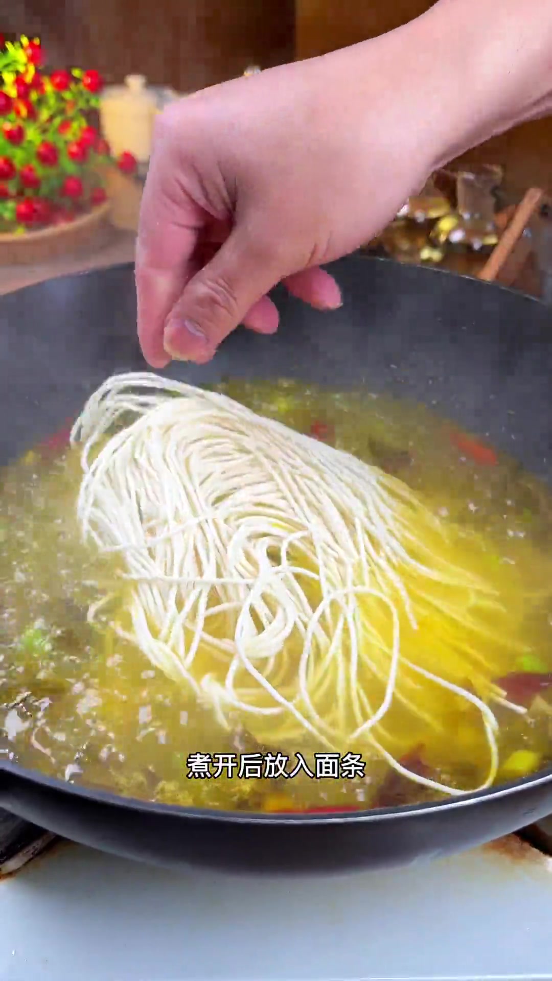 想吃酸菜猪肝面?这做法简单好吃又方便!