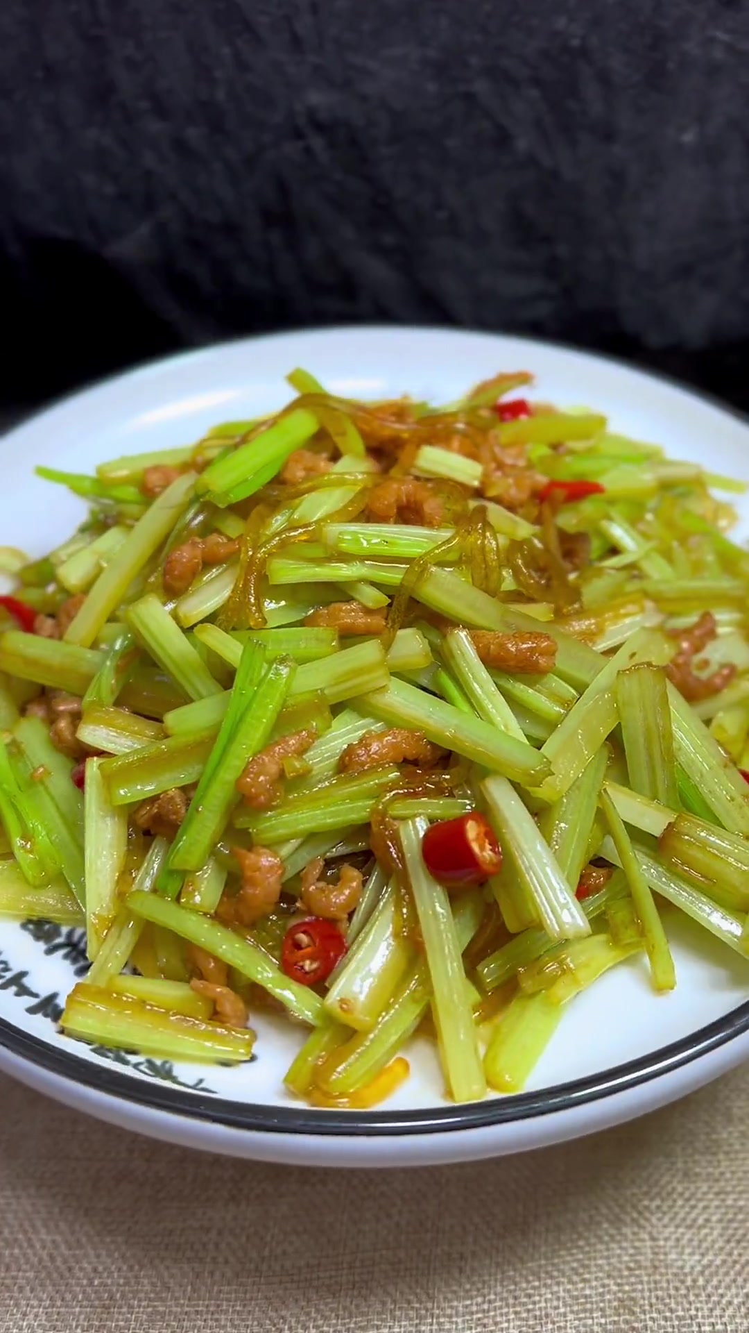 海米芹菜炒粉条教程来啦!简单好吃快收藏