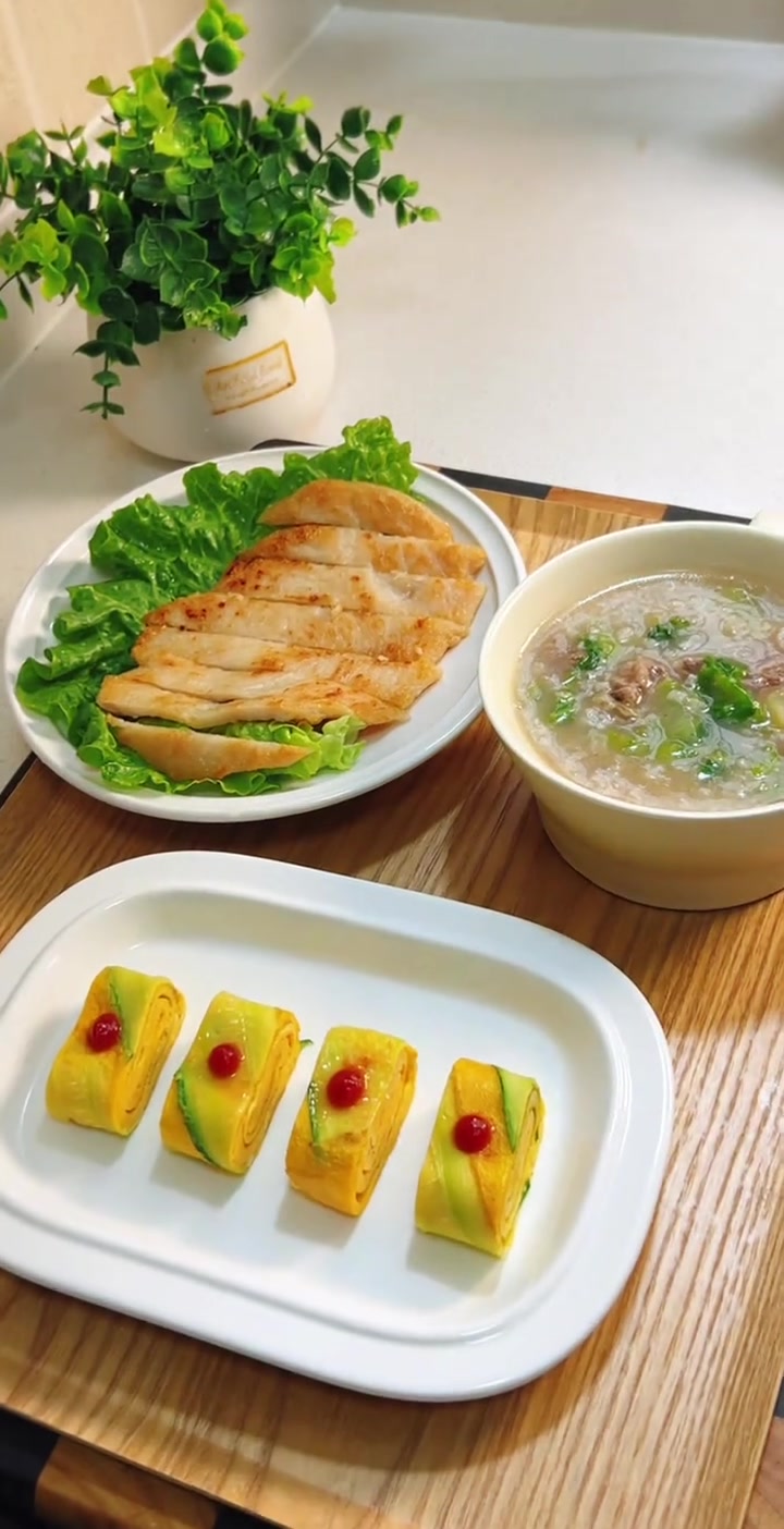 小学生早餐,早餐即要吃饱又要吃好,今天做了青菜牛肉粥,搭配黄瓜厚蛋烧,还有孩子爱吃的鸡排,