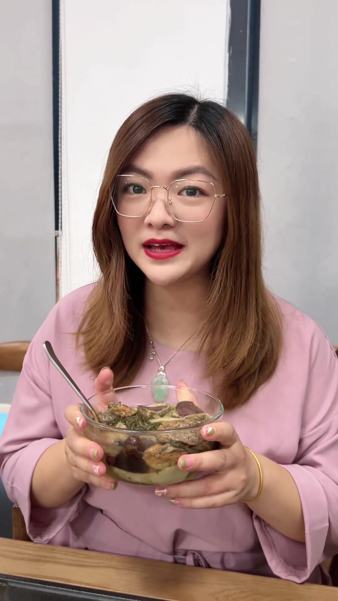 给家人煲上白菜干蚝豉陈胗汤呀!