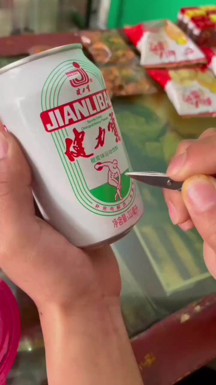 还记得小时候五毛一盒的小篮子蛋糕吗?吃过麻辣小螺丝和香辣小螃蟹的都结婚生娃了吧!