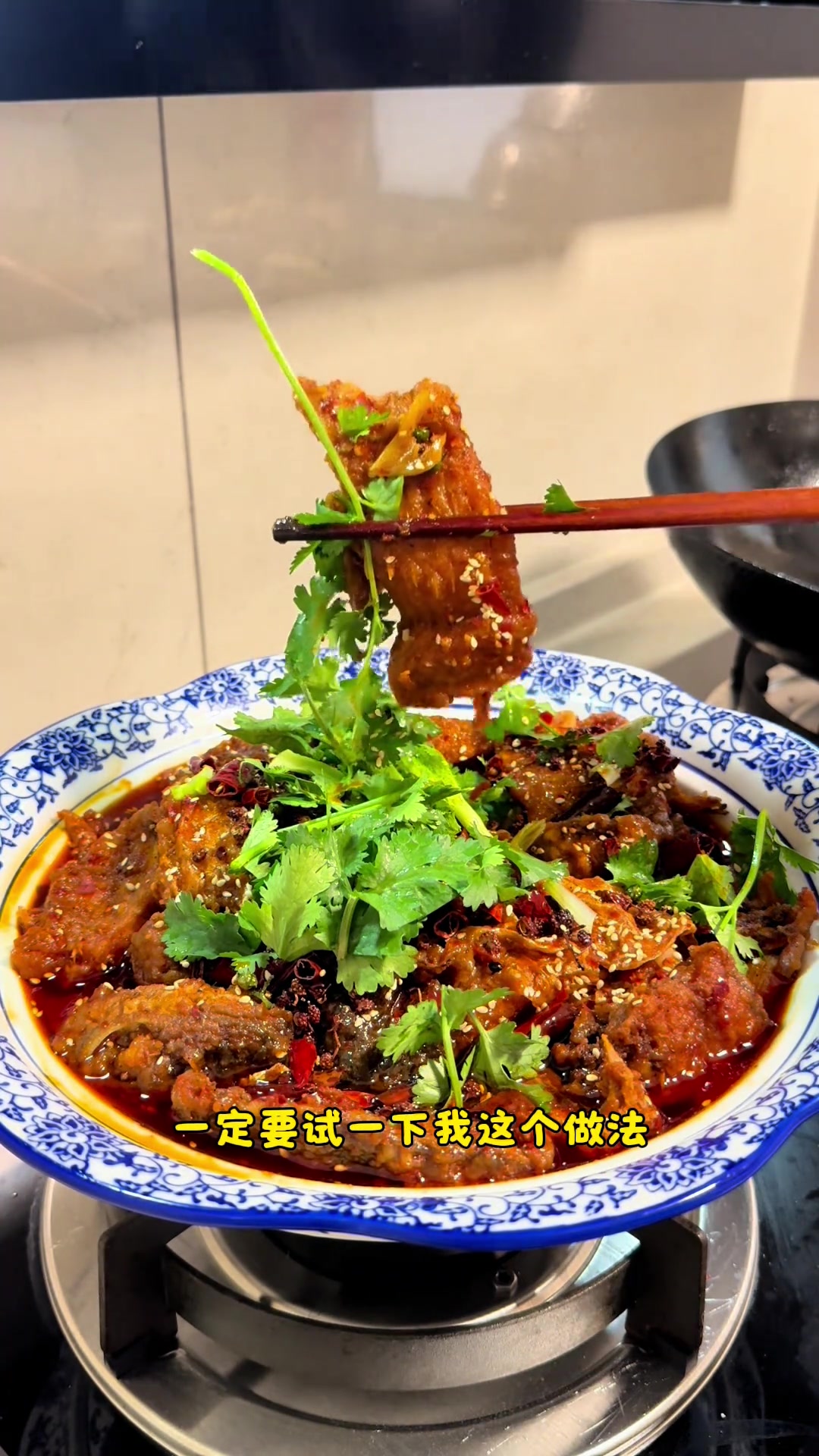 超级好吃的糖醋椒麻鱼,非常非常入味,而且鱼块已经被我炸的超级酥脆了,喜欢吃鱼的朋友一定要试