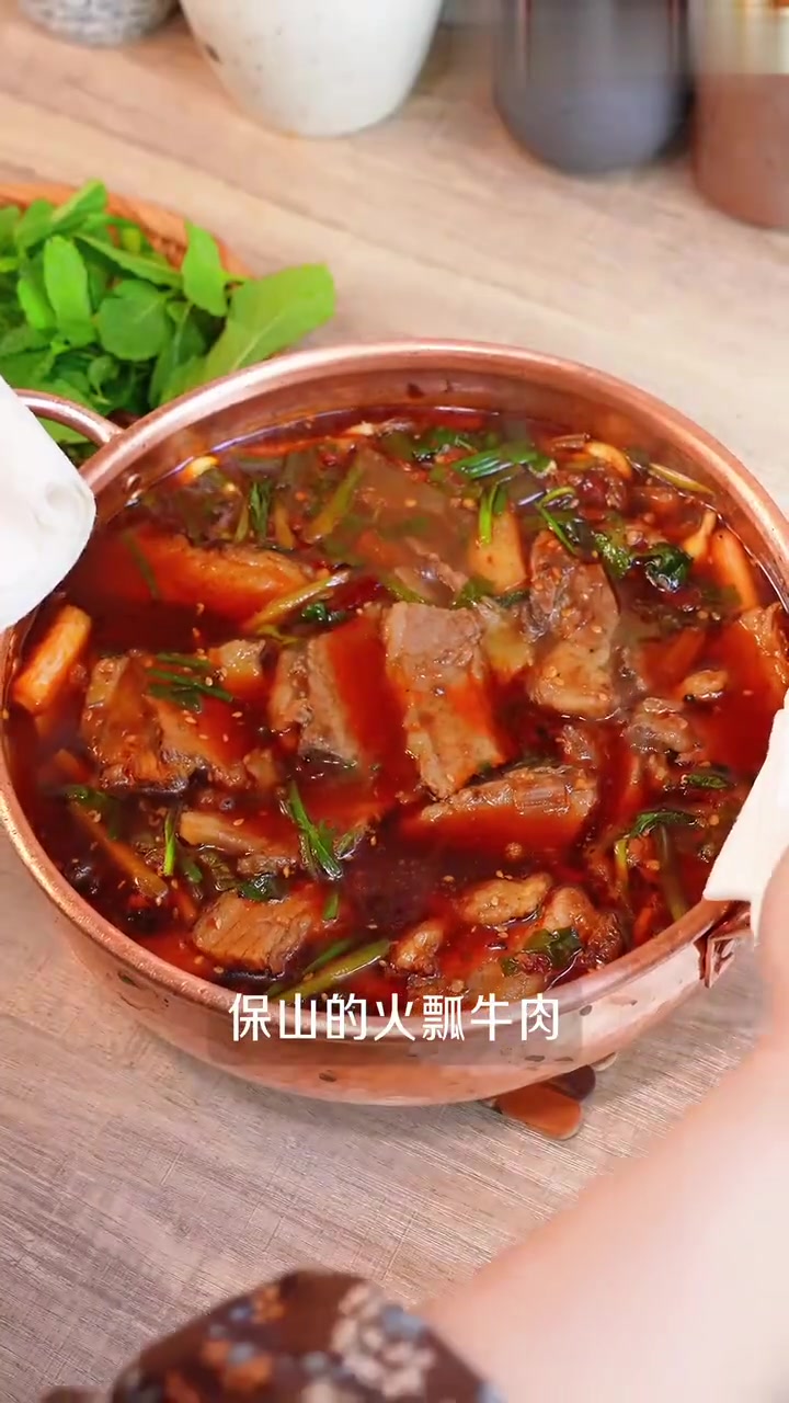 云南火锅铜瓢为锅牛肉论斤,热辣滚烫!