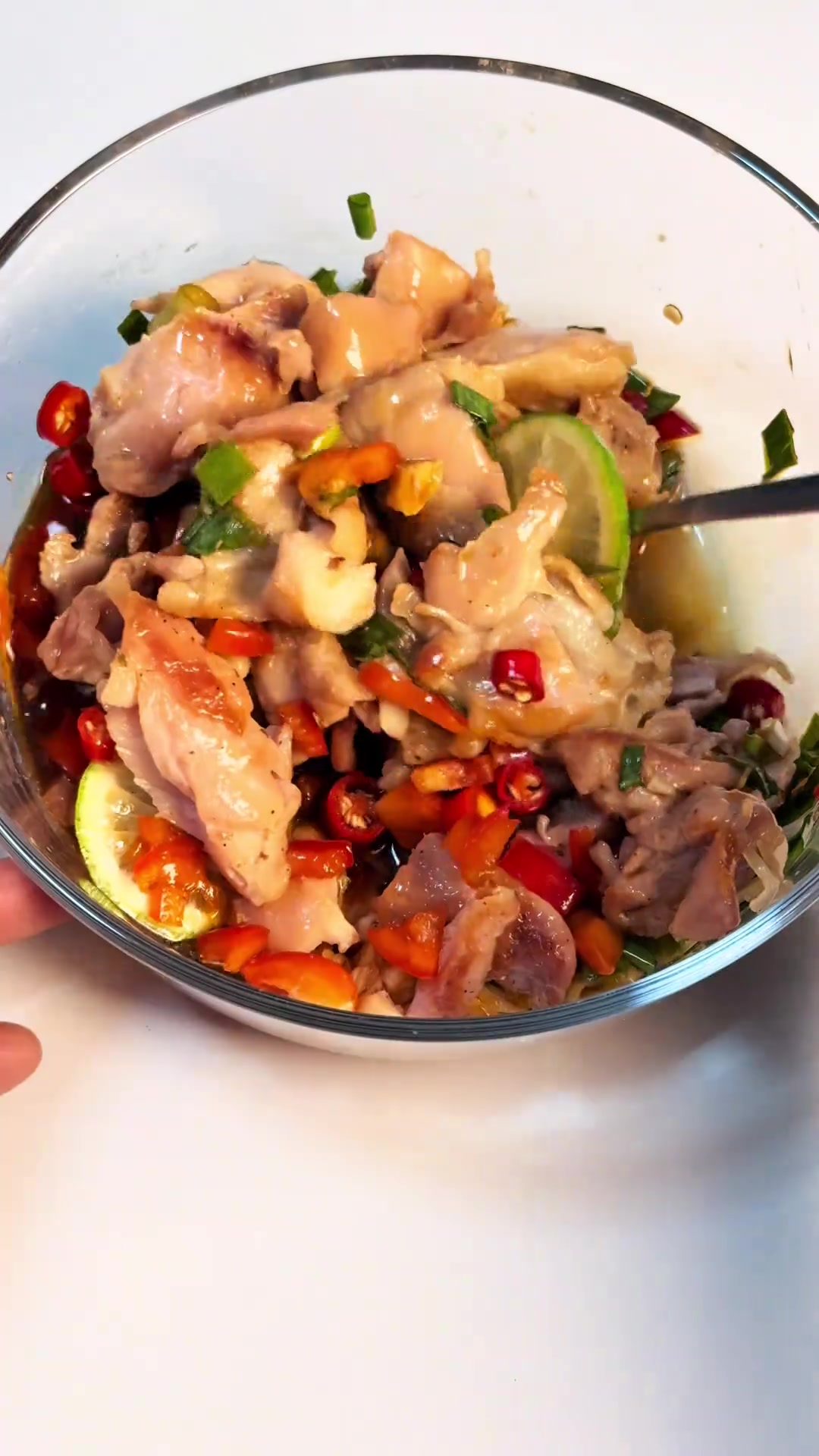 看看今天吃什么练什么泰式柠檬鸡食材:鸡腿四个(去骨200g),柠檬半个小料:蒜末,小米辣,