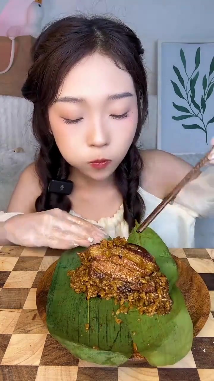 主食碳水局～烤冷面,韭菜马蹄煎饺,牛肉肠粉,鸡蛋肠粉,鲜虾红米肠,生煎包;梅干菜肉粽,咸蛋