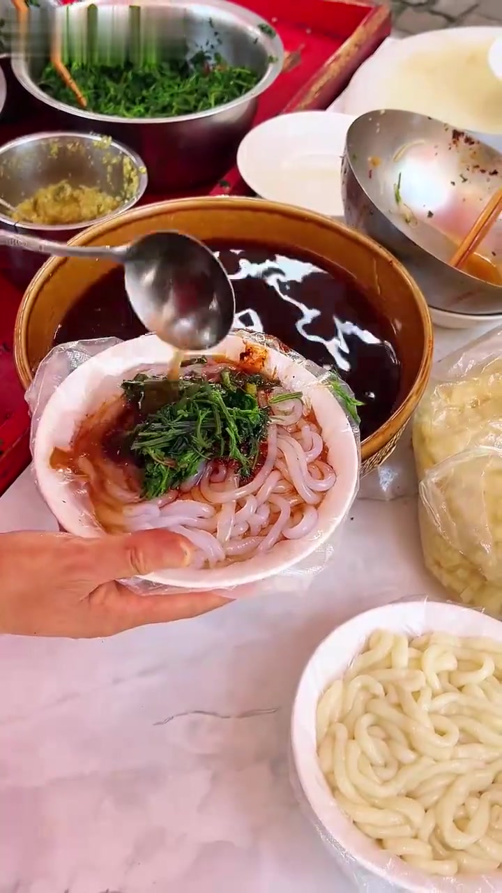 乾县人夏天爱吃粉鱼儿,多种粉能做,这家还排队