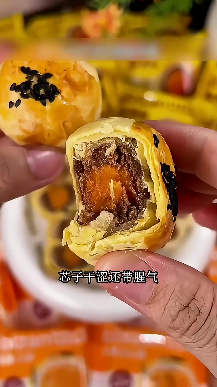 比比赞蛋黄酥适合作为零食分享给孩子!孩子放学回家饿了,拆一颗吃,酥皮酥软、雪媚娘甜糯、蛋黄